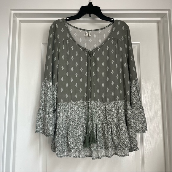 Mudd 3/4 Sleeve Bell Green Patterned Blouse. - Picture 1 of 6